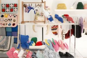 미미살롱 대구율하점 뜨개질 공방 내 다양한 작품 전시 이미지