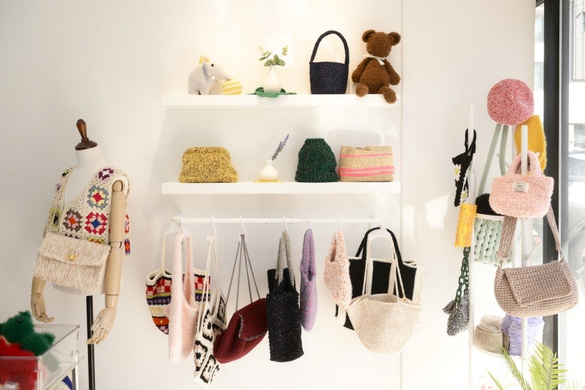 대구뜨개공방 미미살롱 대구율하점 뜨개질 공방 내 다양한 작품 전시 이미지