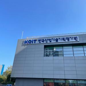 오늘은 정말 멋진취미를 가진 분들이
카드지갑만들기에 도전하신다고 합니다^^
집중집중~!!
열심히 하시는 모습도~ 
즐거워 하시는 모습도~
모두 제 눈에 담아봅니다🩷
기분좋은 만남이었어요~
또 뵙길 기대합니다👍👍