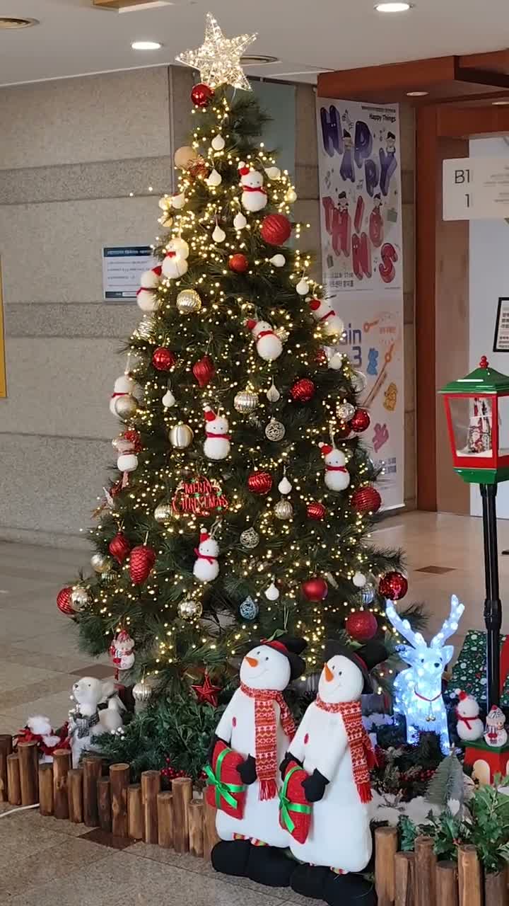 뜨개오너먼트로 꾸며보아요❤
여기는 어울아트센터 실내 크리스마스트리입니다🎄